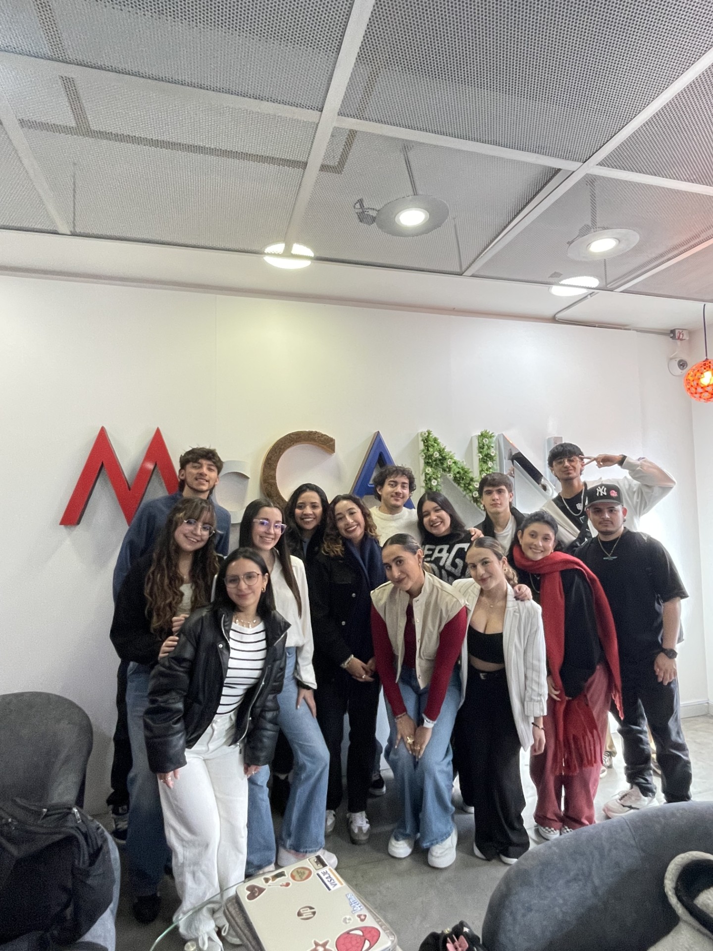 Estudiantes de Publicidad con la agencia publicitaria McCan