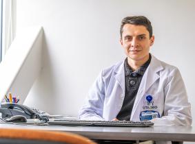 Doctor Esteban Guerrero en su oficina de Utadeo