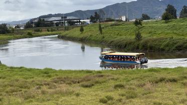 Embarcación con tadeístas en el río Bogotá
