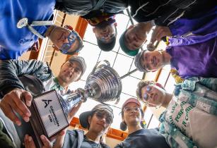 La Fogata Crew Grupo musical de Utadeo con su trofeo de 'Asimétrico'