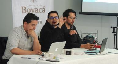 Boyacá, Colombia El profesor Alberto Tamayo junto a Rosmael García en la presentación de los documentos técnicos