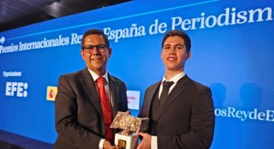 Profesor Óscar parra con el premio Rey de España.