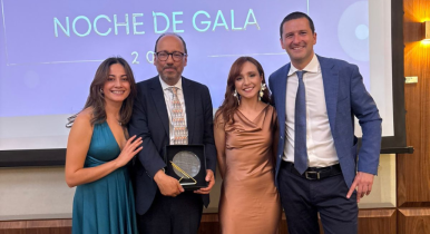 directivos recibiendo premio