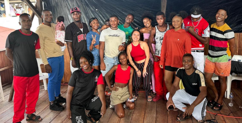 Jóvenes participantes del taller de gestión cultural en el marco del proyecto Al Paso de la Paz Hombres y mujeres de la comunidad afro posan para una foto, tras recibir formación en gestión cultural