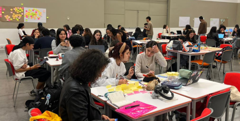 Estudiantes de Diseño Gráfico intervienen el centro de Bogotá en la Hackathon Entorno Centro Estudiantes de Diseño Gráfico trabajando durante la hackathon Entorno Centro