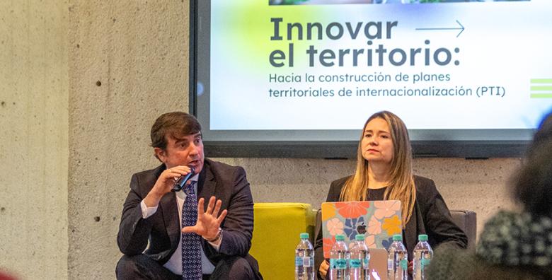 Decana de la facultad de Ciencias Sociales exponiendo en evento Innovar en Territorio