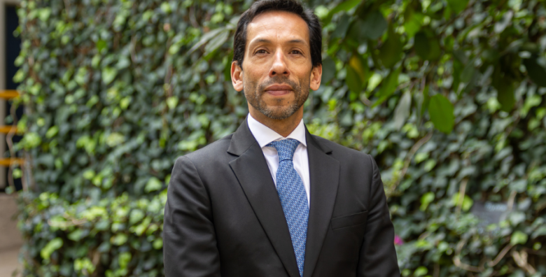 Foto frontal de Óscar Granados, director del Área Académica de Negocios de UTadeo