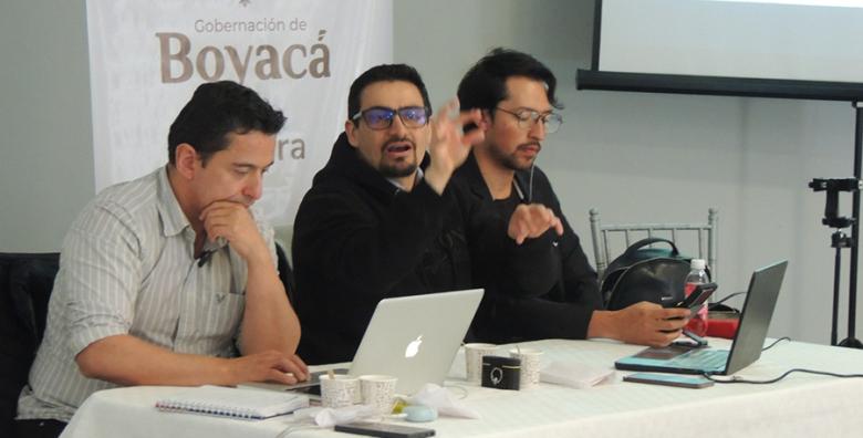 Boyacá, Colombia El profesor Alberto Tamayo junto a Rosmael García en la presentación de los documentos técnicos
