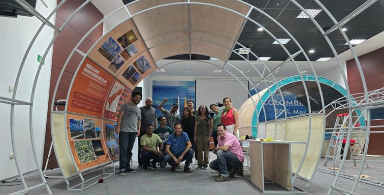 Equipo de trabajo reunido bajo la Estructura Museal Itinerante
