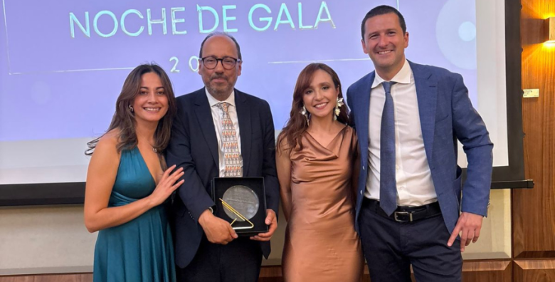 Bogotá directivos recibiendo premio