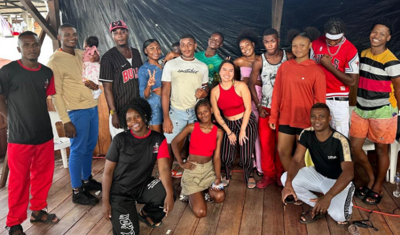 Jóvenes participantes del taller de gestión cultural en el marco del proyecto Al Paso de la Paz Hombres y mujeres de la comunidad afro posan para una foto, tras recibir formación en gestión cultural