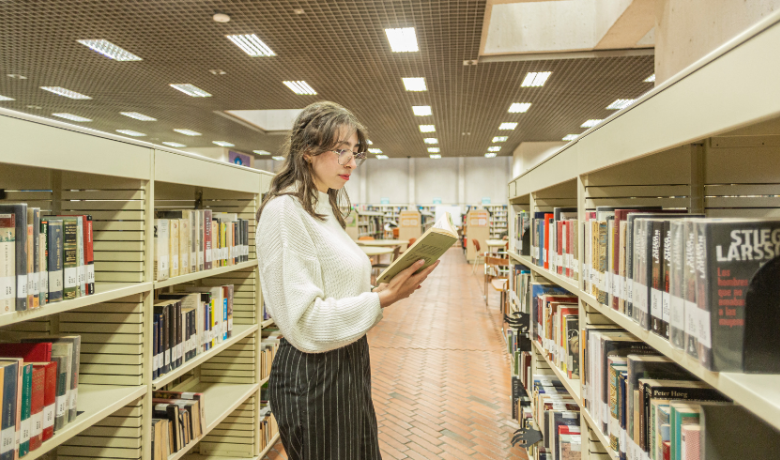 Libros colombianos Estudiante leyendo un libro colombiano en la biblioteca de Utadeo