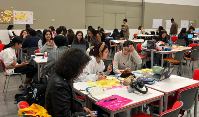 Estudiantes de Diseño Gráfico intervienen el centro de Bogotá en la Hackathon Entorno Centro Estudiantes de Diseño Gráfico trabajando durante la hackathon Entorno Centro