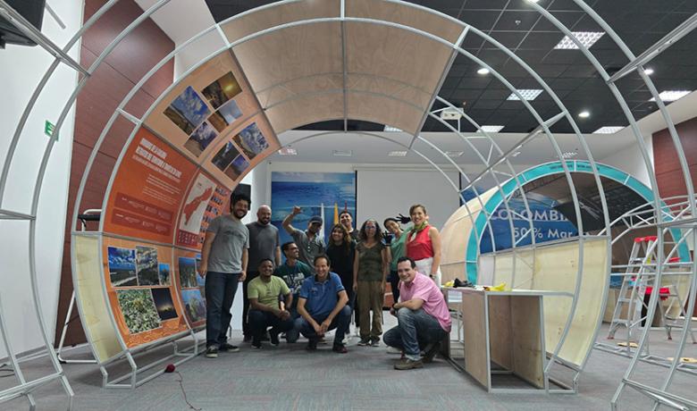 Santa Marta, Colombia Equipo de trabajo reunido bajo la Estructura Museal Itinerante