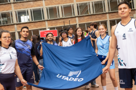 Deportistas tadeístas izan la bandera durante la ceremonía de apertura de la Olimpiada Deportistas tadeístas izan la bandera durante la ceremonía de apertura de la Olimpiada