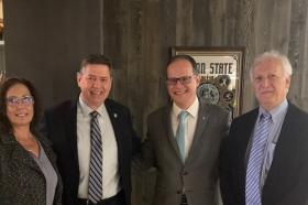 Siela Maximova, Roger Brindley de Penn State University, junto a Andrés Franco Herrera, vicerrector Académico de la universidad Jorge Tadeo Lozano e Isaac Dyner Rezonzew, decano de la Facultad de Ciencias Naturales e Ingeniería de Utadeo.