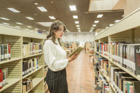 Libros colombianos Estudiante leyendo un libro colombiano en la biblioteca de Utadeo