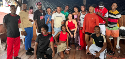 Hombres y mujeres de la comunidad afro posan para una foto, tras recibir formación en gestión cultural
