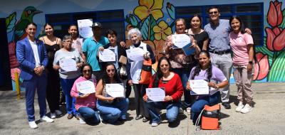 Grupo de mujeres acompañadas de tadeístas en Cali
