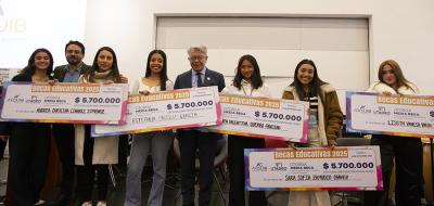 Estudiantes de diseño de Utadeo celebran sus medias becas