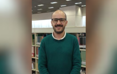 Felipe Beltrán Vega Foto frontal de Felipe Beltrán Vega en la biblioteca de Utadeo