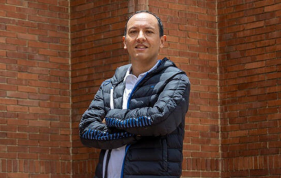 Profesor Carlos Andrés Arango El profesor Carlos Andrés Arango posando de brazos cruzados