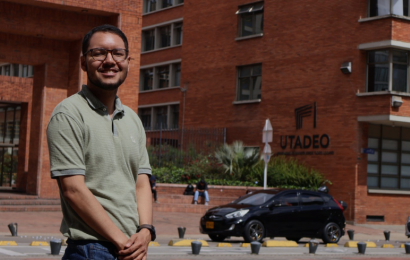 Santiago Abel Cabarcas Julio Foto de Santiago Abel Cabarcas Julio junto al logo de Utadeo en la entrada principal
