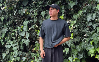 Santiago Aldana Isaza Santiago Aldana Isaza posando frente a un muro de plantas