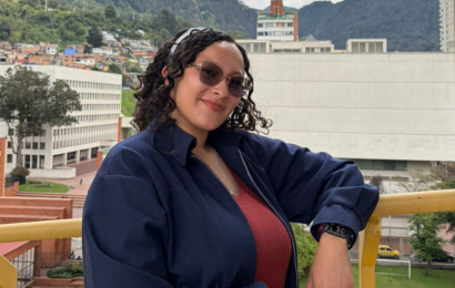 Sara Lucía Patiño Pérez Foto de Sara Lucía Patiño Pérez con el Módulo 16 y los Arcos de Utadeo de fondo